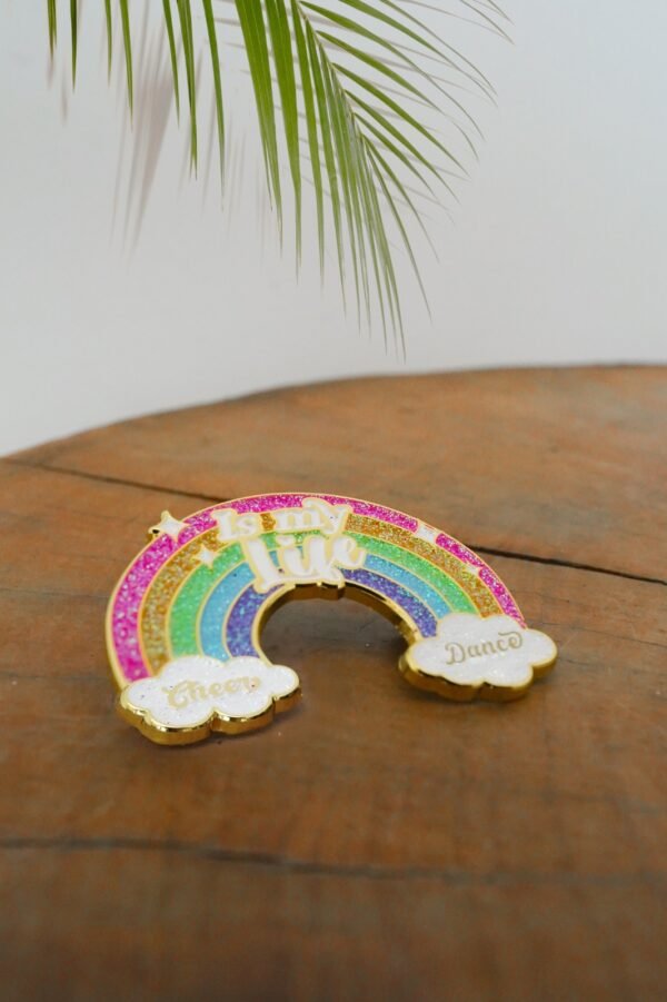 Pin arcoiris: rosado, amarillo, verde, azul y morado.