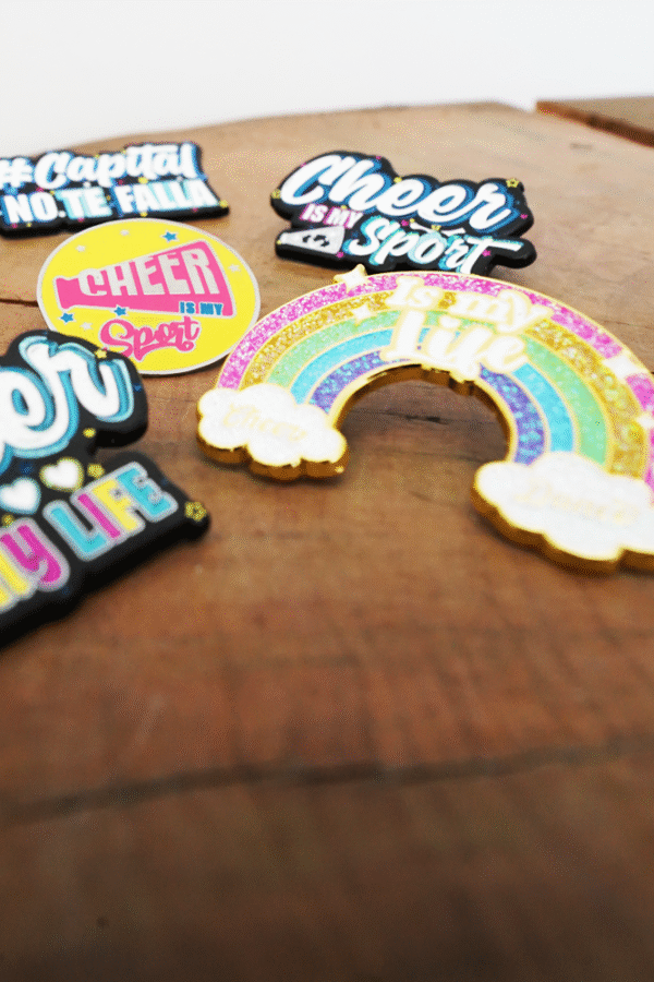 Pin arcoiris: rosado, amarillo, verde, azul y morado. - Imagen 2