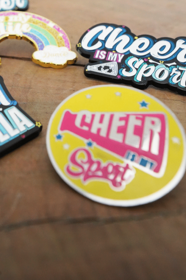 Pin Amarillo Megafono Cheer - Imagen 2